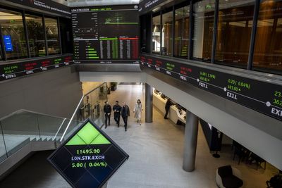 FTSE 100 scores best year since 2009 and outperforms Wall Street