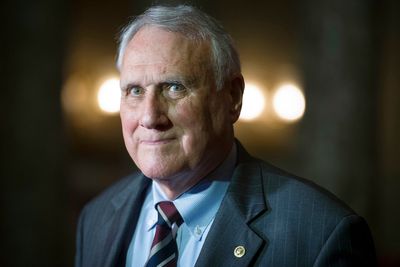 Former Republican Sen Jon Kyl announces dementia diagnosis and will withdraw from public life