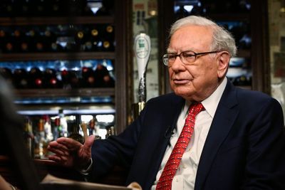 Warren Buffett’s career advice for young professionals: ‘Hang out with people better than you’
