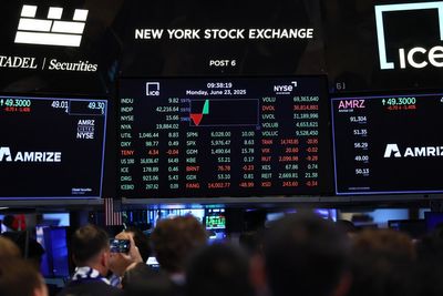US stocks slip as trading winds down for year-end