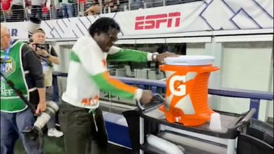 Michael Irvin Celebrates Miami’s Win Over OSU by Hitting Gatorade Jug With Belt