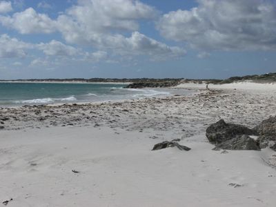 Snorkeller missing in WA as NSW authorities continue search for two lost in rough surf