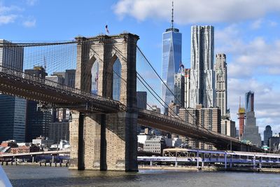 New York Brooklyn Bridge Draws Massive NYE Crowd After Social Media Spreads False Fireworks Claims