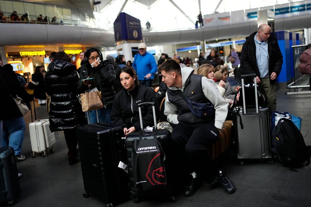 Image for London travel and weather LIVE: Latest Tube and train updates after snow falls on capital