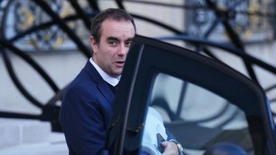 France ends lifetime perks for former ministers amid voter mistrust