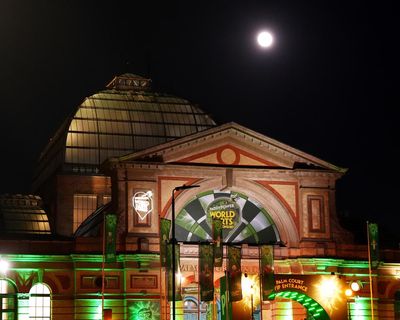 PDC world darts semi-finals: Van Veen edges Anderson in classic to set up final with Littler – as it happened