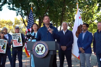 Democrat Gov Candidate Pledges Criminal Charges, Licence Revocation for ICE Agents Wearing Masks in California