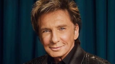 Barry Manilow Posts Grinning Selfie on Instagram Two Weeks After Lung Cancer Diagnosis