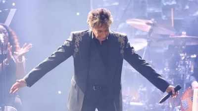 Barry Manilow Reveals Lung Cancer Diagnosis, Postpones Shows