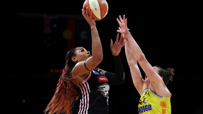 Sydney upset Bendigo to keep finals hopes flickering