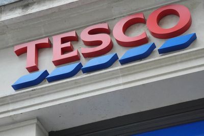 Tesco revive iconic logo in ongoing price battle with Aldi