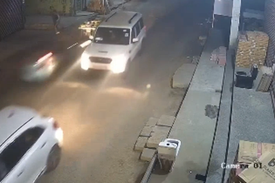 Street vendor has miracle escape thanks to quick reflexes