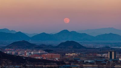 January full moon wows skywatchers with a striking 'Wolf Supermoon' (photos)