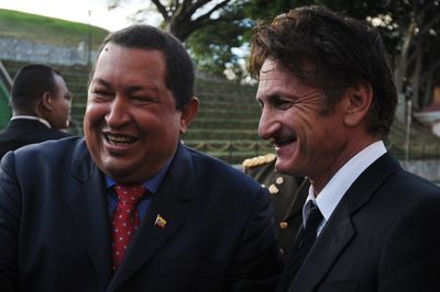 Venezuela’s 20-year downfall featured a weird bromance between Hugo Chávez and Sean Penn, ex-husband of Madonna and ‘One Battle After Another’ actor