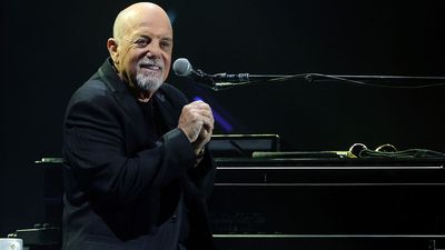 “I wasn’t planning on working tonight”: Billy Joel makes surprise return to live performance… fronting a Billy Joel tribute band