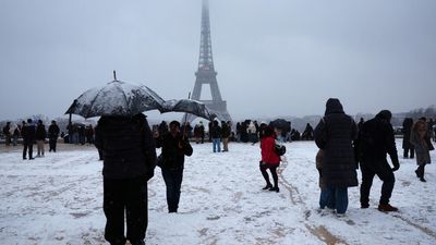 Six people dead in road accidents as France manages heavy snow and ice