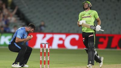 Strikers fight back to hold off Thunder in BBL heist