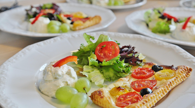 'This Plate Is So Sad!': Critics' Choice Awards Mocked for Cheese, Fruit & Crackers Dinner, Image Goes Viral