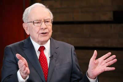 Warren Buffett left his Berkshire Hathaway job with a parting lesson for young Gen Z workers: 'Be very careful who you work with'