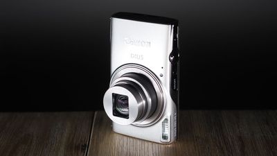 Compact cameras are climbing in popularity nearly as fast as DSLRs are declining, the latest stats suggest