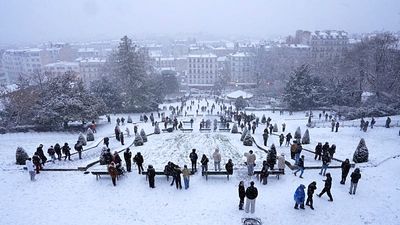 Paris under blanket of snow as temperatures drop below zero