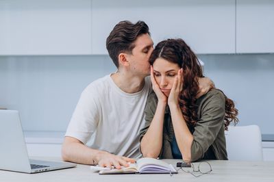 10 Partner Behaviors That Feel Supportive Without Saying A Word