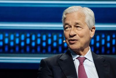 Jamie Dimon rejects Jeff Bezos' playbook and hoards his JPMorgan shares—and he'll see $770 million in gains for 2025