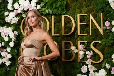 Golden Globes host Nikki Glaser struggles with Julia Roberts and Venezuela while building monologue