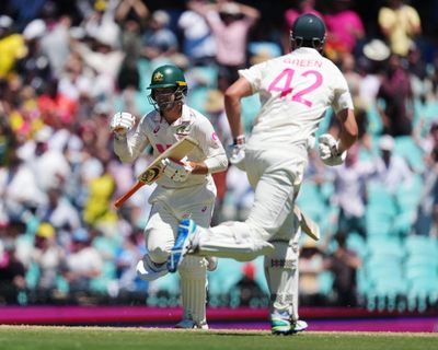 Australia hold on to win fifth Ashes Test and leave England rueing missed chances