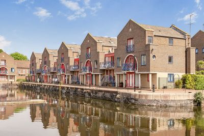 Postmodern 'Venetian palazzo on the Thames' for sale for £1.25 million