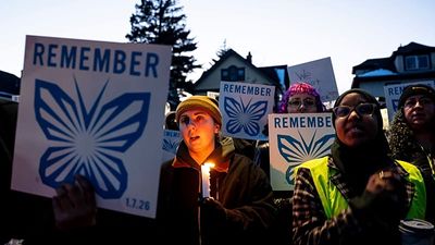 USA: Minneapolis protests erupt after woman killed in ICE operation