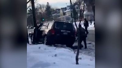 USA: Minneapolis ICE shooting caught on video