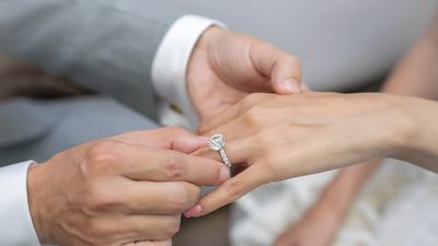 Man drops engagement ring off a 118-foot bridge, but the day is saved thanks to a stranger’s extraordinary act