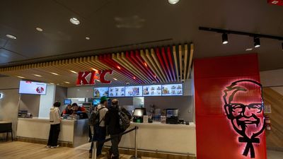 KFC customer becomes ‘upset’ over gravy and asks to speak with a manager, but moments later, an employee is fighting for their life