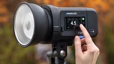 Westcott newest strobe packs 850 full-power flashes in a single charge and supports camera bursts at up to 50 fps in Freeze Mode