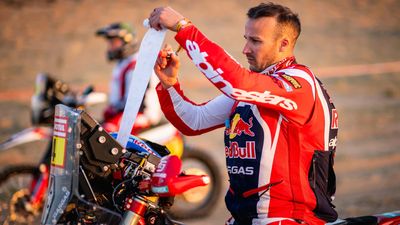 Here's How Dakar's Motorcycle Racers Read Maps At 100 MPH Across the Desert