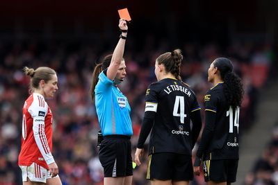 Arsenal held by 10-player Man United as Leah Williamson returns to starting line-up