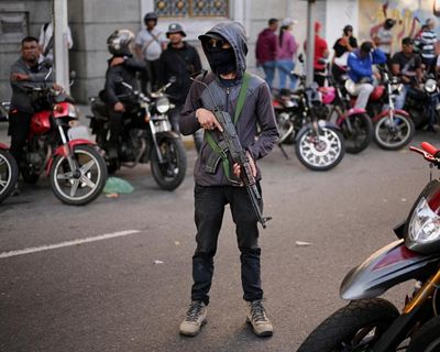 US urges its citizens to flee Venezuela amid reports of paramilitaries