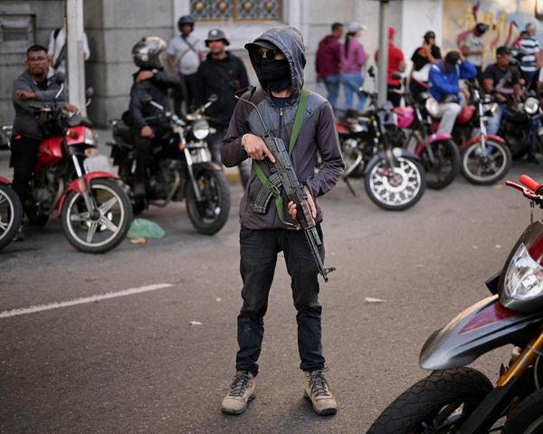 US urges its citizens to flee Venezuela amid reports of paramilitaries