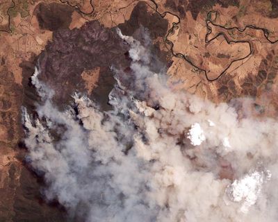 One person dead as PM visits bushfire-ravaged towns with 300 structures destroyed and 350,000 hectares burned