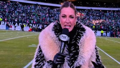 Erin Andrews’s Very Warm Coat at 49ers-Eagles Game Led to Lots of Jokes by NFL Fans