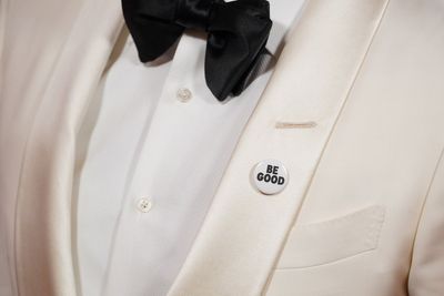 Golden Globes guests wear anti-ICE pins in tribute to Renee Good