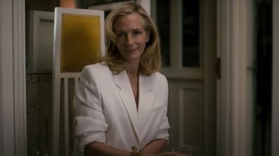 Julia Roberts Wore A Wild Red Necklace To The Golden Globes, And I Can't Take My Eyes Off It