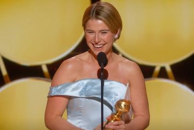 Jessie Buckley thanks soup and Julia Roberts in triumphant Golden Globes speech