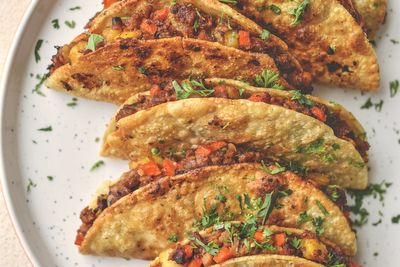 This beef taco recipe from the cookbook 'Plantas' uses salsa for seasoning the meat