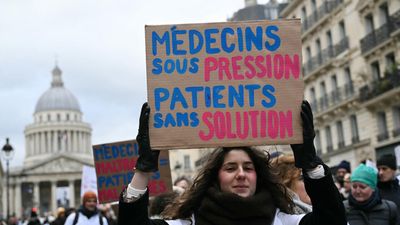 French doctors stage symbolic ‘exile’ to Brussels over health policy row