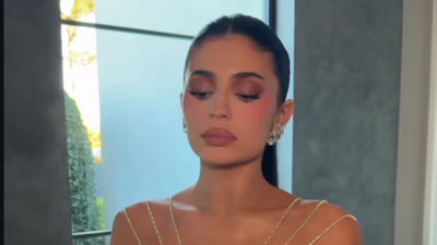 Kylie Jenner Caught in Another Awkward Golden Globes Moment After Unexpected Snub