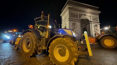French farmers circle Paris with tractors over EU-Mercosur deal