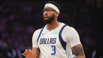 Anthony Davis Is No Longer Expected to Undergo Surgery on Left Hand