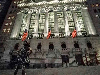 Stocks Fall on Weakness in Software and Credit Card Companies